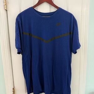 Nike Men’s XL Blue Tri-Blend Athletic Cut T-Shirt – Minimalist Chevron Design